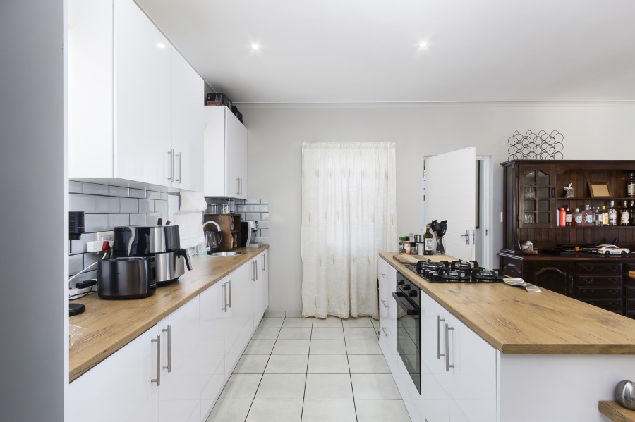 6 Bedroom Property for Sale in Sir Lowrys Pass Village Western Cape